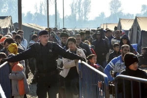 Người di cư đổ về biên giới Xlô-vê-ni-a - Crô-a-ti-a.