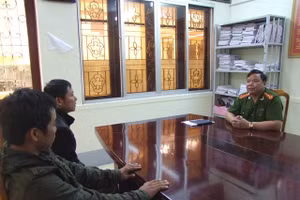 Đại tá Triệu Văn Điện (bên phải) ngoài dùng trí còn lấy nhân tâm thu phục lòng người. Ảnh Tư liệu Công an Lạng Sơn.