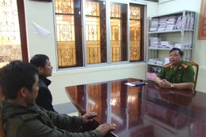 Đại tá Triệu Văn Điện (bên phải) ngoài dùng trí còn lấy nhân tâm thu phục lòng người. Ảnh Tư liệu Công an Lạng Sơn.