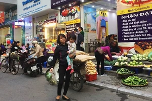 Hàng quán bủa vây chung cư khiến cuộc sống nơi đây có phần ngột ngạt.