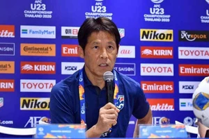 HLV Nishino trong buổi họp báo bảng A (Ảnh: FAT)