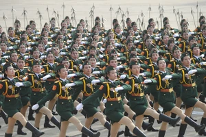 Khối chiến sĩ Thông tin liên lạc diễu binh trong Lễ kỷ niệm 70 năm Cách mạng Tháng Tám và Quốc khánh 2-9.