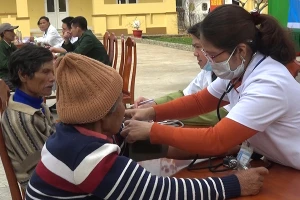 Các y - bác sĩ khám, chữa bệnh cho người dân biên giới.