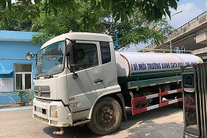 Xe lấy nước cho người dân khu đô thi Linh Đàm tại Nhà máy nước Pháp Vân (Ảnh: Bông Mai).