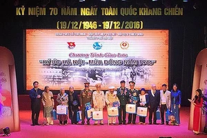 Ban tổ chức trao quà tặng mười nhân chứng lịch sử thời kỳ Toàn quốc kháng chiến.