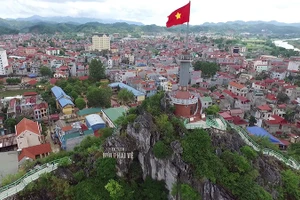 Một góc TP Lạng Sơn với cột cờ Phai Vệ. Ảnh: XUÂN TAM