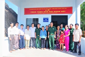 Lãnh đạo Bộ chỉ huy BĐBP tỉnh và Ủy ban MTTQ tỉnh Sóc Trăng cùng chính quyền địa phương, đồn biên phòng bàn giao nhà Đại đoàn kết cho bà Ngô Thị Liễu, xã Lạc Hòa, TX Vĩnh Châu.