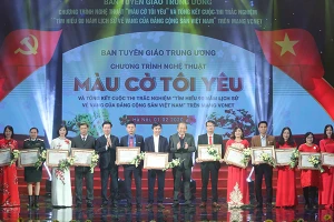 Đồng chí Trương Hòa Bình và đồng chí Võ Văn Thưởng khen thưởng các tác giả có bài thi xuất sắc trong cuộc thi trắc nghiệm “Tìm hiểu 90 năm lịch sử vẻ vang của Đảng Cộng sản Việt Nam”.