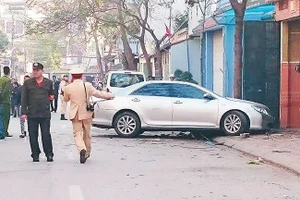 Hiện trường vụ tai nạn giao thông làm ba người chết tại phố Ái Mộ (Long Biên, Hà Nội) ngày 29-2.