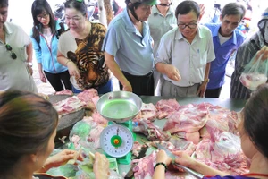 Người dân mua thịt lợn sạch tại điểm bán giá bình ổn ở Đồng Nai.