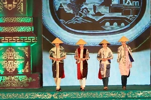  Đêm hội áo dài - một trong những chương trình mang đậm nét riêng thu hút người xem.