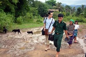 Y sĩ Nguyễn Tấn Linh trong một lần sang trạm xá để cùng bạn khám, chữa bệnh cho dân.