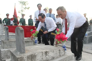 Lãnh đạo tỉnh hậu Giang thắp hương viếng các anh hùng liệt sĩ.