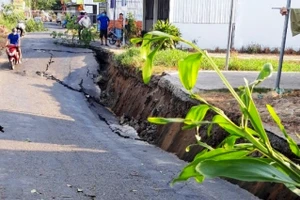 Hiện trường vụ sụp lún tuyến Co Xáng - Cơi Năm - Đá Bạc, chiều tối 7-4.