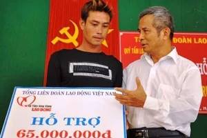 Tổng Liên đoàn lao động Việt Nam trao tiền hỗ trợ cho ngư dân bị nạn ở vùng biển Hoàng Sa.