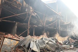 Hiện trường kho hàng bị cháy tại Công ty Rạng Đông. (Ảnh: GIANG NGỌC)