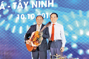 Cây đàn ghi-ta của Bí thư Tỉnh ủy 