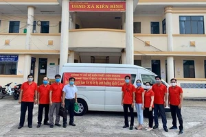 Thường trực Ủy ban MTTQ Việt Nam tỉnh Kiên Giang và cán bộ, nhân viên Công ty Xổ số kiến thiết Kiên Giang đến xã Kiên Bình, huyện Kiên Lương phát tiền hỗ trợ người bán vé số.