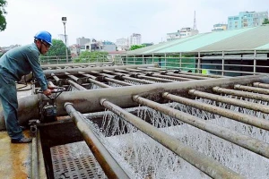 Sản xuất nước sạch tại Nhà máy Nước Yên Phụ. (Ảnh: HNM)