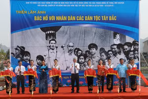 Triển lãm ảnh Bác Hồ với nhân dân các dân tộc Tây Bắc
