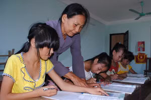 Với tấm lòng thiện nguyện, cô giáo Thông đã giúp nhiều trẻ em Ngư Lộc biết chữ.