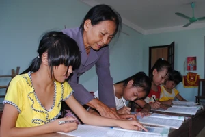 Với tấm lòng thiện nguyện, cô giáo Thông đã giúp nhiều trẻ em Ngư Lộc biết chữ.