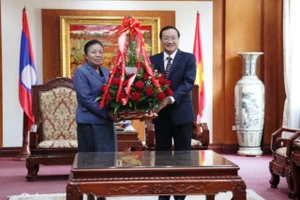 Đồng chí Sunthon Saynhachac (trái), Ủy viên T.Ư Đảng NDCM Lào, Trưởng ban Đối ngoại chúc mừng 90 năm Ngày thành lập Đảng CSVN.