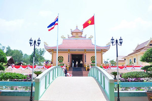“Nặng nghĩa đồng bào nơi viễn xứ…”