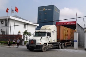 Tiêu độc, khử trùng phương tiện chở thức ăn chăn nuôi từ cơ sở sản xuất.