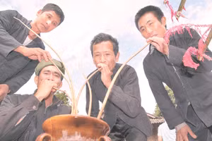 Mọi người vừa vui văn nghệ vừa uống rượu cần trong ngày Tết.