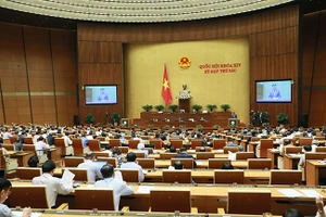 Toàn cảnh phiên họp sáng ngày 13-11. 