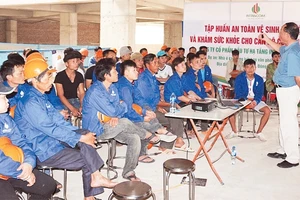 Sở Lao động - Thương binh và Xã hội phối hợp Công ty cổ phần Đầu tư Hạ tầng Intracom tập huấn về an toàn, vệ sinh lao động và khám sức khỏe cho công nhân. Ảnh: HOÀI THU