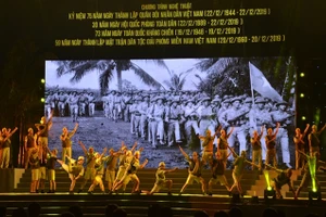 Tốp ca trình bày ca khúc Đoàn Vệ quốc quân của cố nhạc sĩ Phan Huỳnh Điểu.