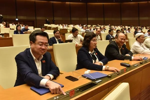 Đoàn đại biểu Quốc hội tỉnh Kiên Giang tham gia biểu quyết, chiều 25-11.