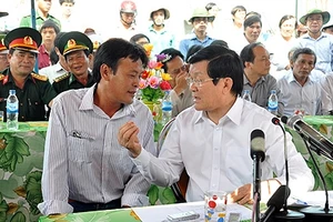 Chủ tịch nước nói chuyện với một ngư dân Lý Sơn kiên cường bám biển. (Ảnh: Internet)