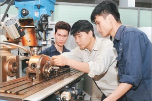 Mùa tuyển sinh năm nay cho thấy, chưa có nhiều dấu hiệu tích cực cho đào tạo cao đẳng. Trong ảnh: Giờ thực hành ở Trường cao đẳng nghề Vĩnh Phúc.