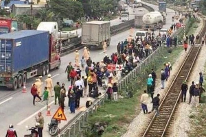 Hiện trường vụ tai nạn giao thông ở xã Kim Lương, Hải Dương.