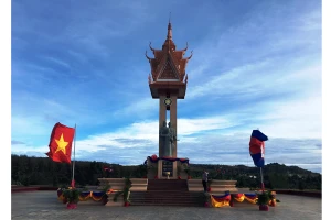 Đài Hữu nghị Việt Nam - Campuchia tỉnh Mondulkiri.