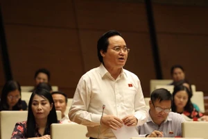 Bộ trưởng GD-ĐT Phùng Xuân Nhạ giải trình tại phiên thảo luận tại hội trường, Kỳ họp thứ sáu Quốc hội khoá XIV chiều 26-10
