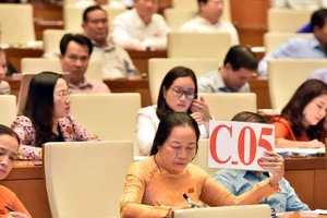 Đại biểu đăng ký tranh luận tại hội trường chiều 31-10