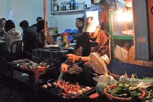 Du khách thưởng thức các món nướng tại phố ẩm thực thị trấn Sa Pa. Ảnh: LÊ MINH