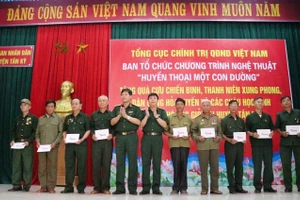 Ban tổ chức chương trình “Huyền thoại một con đường” trao tặng quà tại UBND huyện Tân Kỳ.