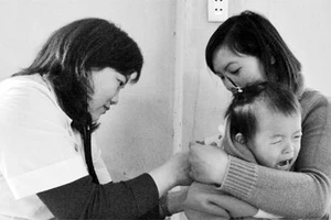 Bác sĩ tình nguyện khám bệnh cho trẻ em vùng cao.