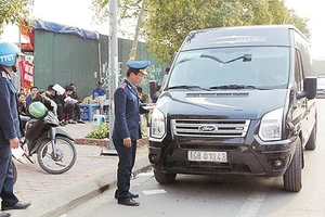 Thanh tra Sở Giao thông vận tải xử lý xe hợp đồng dừng đỗ sai quy định. Ảnh: HẢI ĐÔ