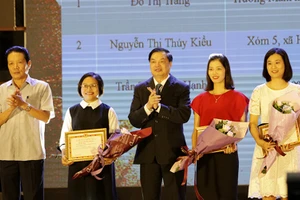 Đồng chí Lê Mạnh Hùng, Phó trưởng Ban Tuyên giáo T.Ư và đồng chí Hoàng Vĩnh Bảo, Thứ trưởng Thông tin và Truyền thông trao giải cho các cá nhân. 