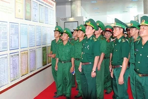 Đông đảo cán bộ, học sinh, sinh viên… tham quan tại khu vực trưng bày. 