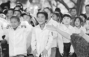 Ca sĩ Thái Thùy Linh và các em nhỏ trong một chương trình từ thiện. Ảnh: TTL