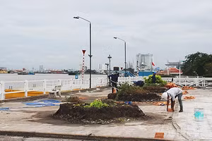 Bến buýt sông vẫn thi công dở dang.