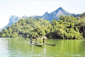 Du thuyền độc mộc trên hồ Ba Bể.