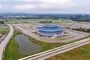Nhà thi đấu thể thao tỉnh Hà Nam được đầu tư xây dựng hơn 1.000 tỷ đồng nằm trơ trọi giữa cánh đồng với rất ít hoạt động trong ba năm qua. Ảnh: LÊ HIẾU
